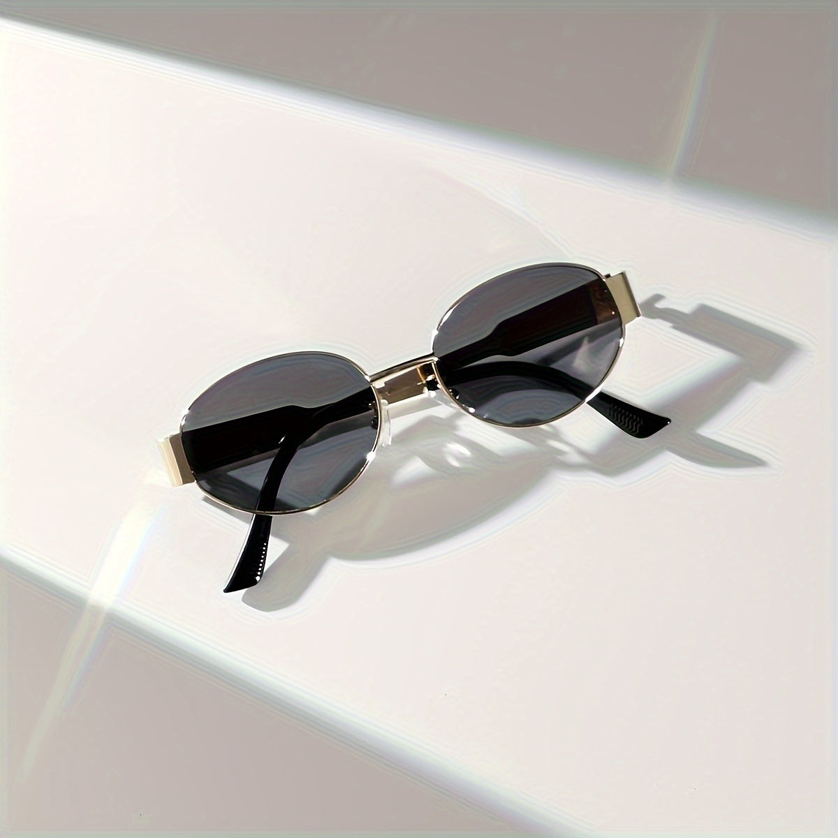 Chic Women's Oval Fashion Glasses - Retro Small Frame, Anti-Reflective Lens for Travel & Vacation